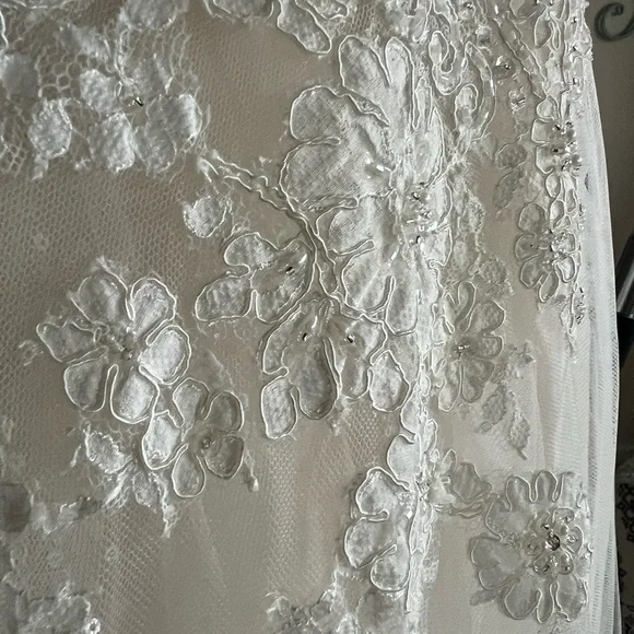 Elegant Lace Wedding Dress - Picture 8 of 16